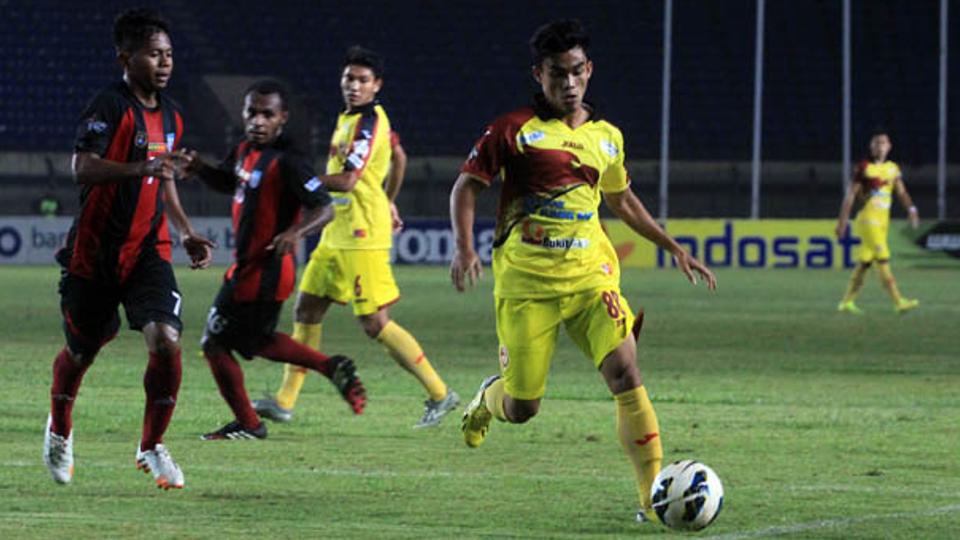 Laga Sriwijaya U-21 kontra Persipura U-21. Skuad muda Elang Andalas --sebutan Sriwijaya FC-- memenangi laga lewat adu penalti lawan Persipura U-21 di Stadion Jalak Harupat, Soreang, Kabupaten Bandung, Kamis (17/10/14). 